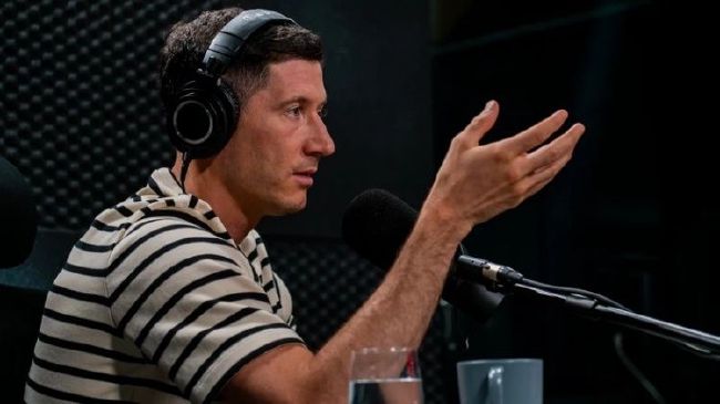 身世技击世家的白莲教首级王聪儿有勇有谋，技艺超群。她正在与总掌柜王清、智囊刘三槐商讨起义之事，俄然被清军包抄，王跳下绝壁逃走。清当局在全城张贴赏格缉拿王的通告。聪儿随父假扮江湖艺人出城，却一路都被清兵黑暗跟踪，他们意想到身旁出了内奸，果真刘三槐恰是内奸，刘自知死期已到，惭愧地上吊自杀了。王聪儿将追踪的清兵杀死，从头拉起年夜旗起义